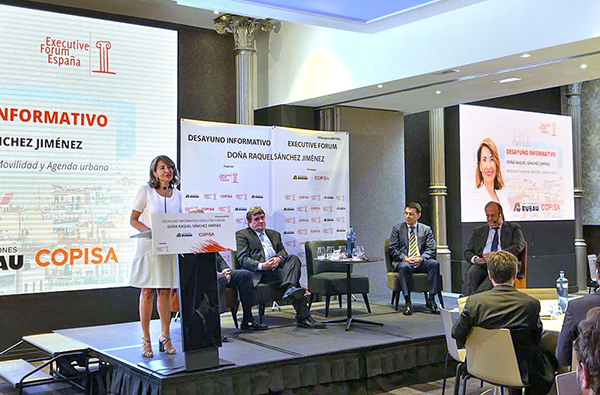 La ministra de Transportes, Movilidad y Agenda Urbana, Raquel Sánchez, durante su intervención en el desayuno informativo de Executive Forum en Barcelona. 