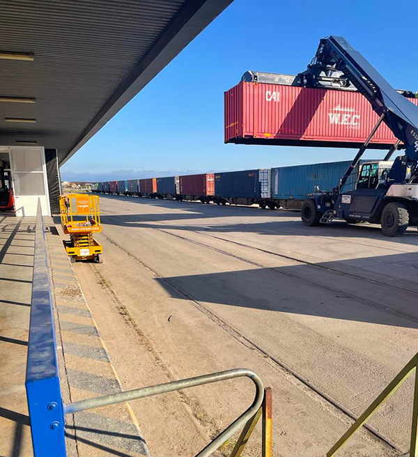 Operativa en Centro Logístico Intermodal de La Rioja (CLIR), del grupo Royo en Agoncillo, con el primer tren de WEC Lines con destino al puerto de Bilbao.