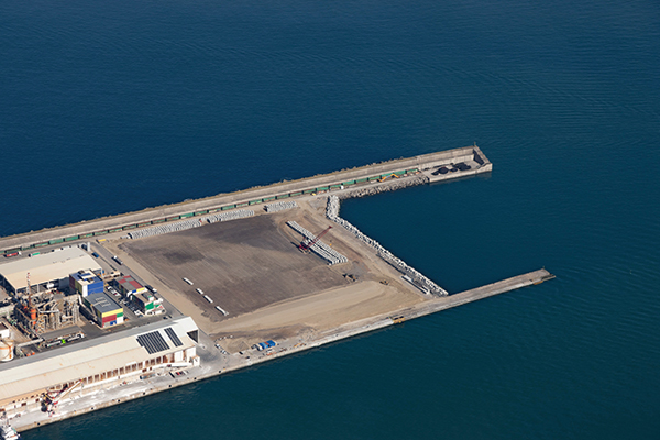 El puerto de Bilbao gana espacio para graneles sólidos