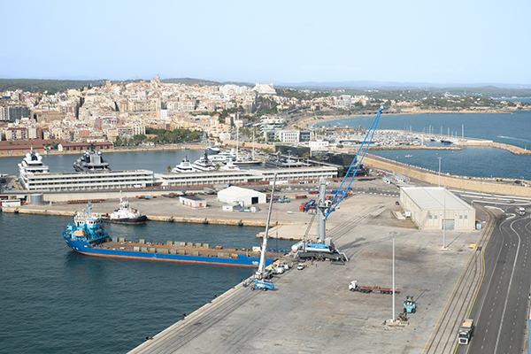 La nueva grúa en su concesión del puerto de Tarragona.