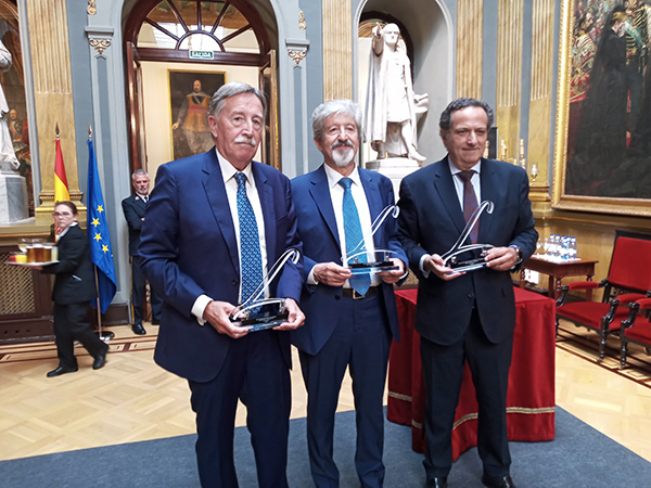 Gonzalo Sanz, Fernando Rodríguez Sousa y Juan Pablo Lázaro, posan con los reconocimientos en el Salón de Pasos Perdidos del Senado. 