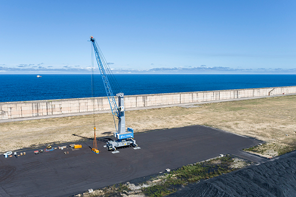 Imagen de la nueva grúa Gottwald ESP 8B de Ership Grupo en el puerto de Gijón.