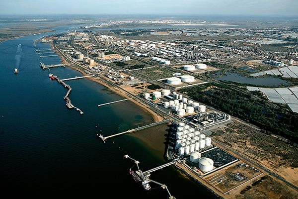 Imagen aérea de la zona energética del puerto exterior de Huelva.