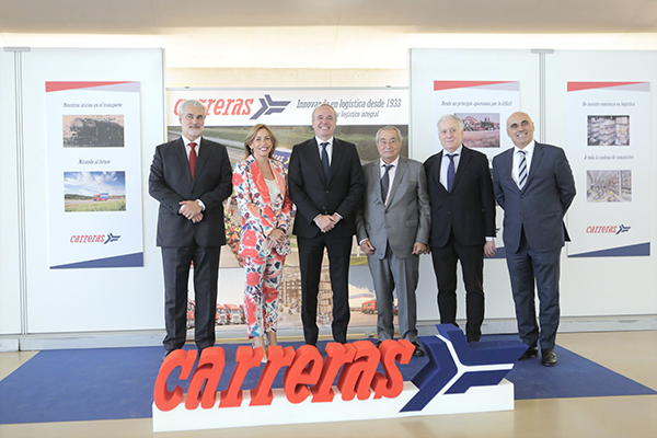 Fernando Carreras, consejero delegado de Carreras; Natalia Chueca, alcaldesa de Zaragoza; Jorge Azcón, presidente del Gobierno de Aragón; Miguel Carreras, presidente de Carreras Grupo Logístico; Octavio López, consejero de Fomento, Vivienda, Movilidad y Logística de Gobierno de Aragón; y Ricardo Carreras, consejero de Carreras.