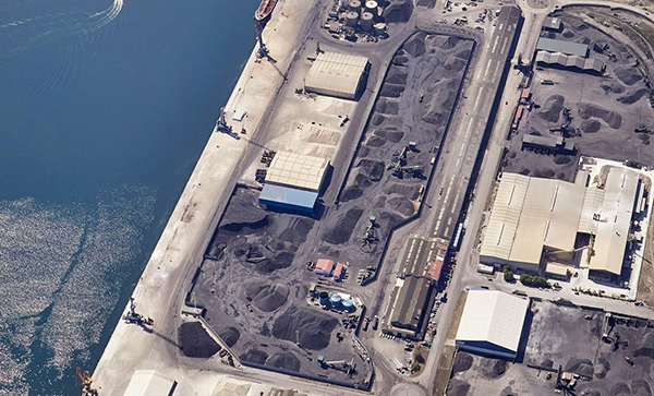 Vista aérea del muelle de Raíces en el puerto de Avilés, en donde se localiza la concesión de García Munté Energía.