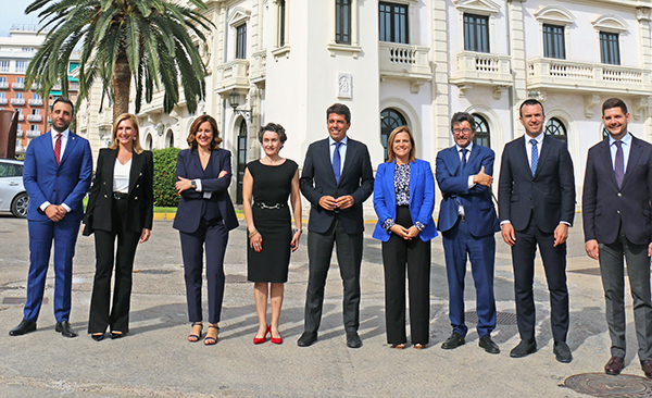Autoridades asistentes a la toma de posesión de la presidenta del Puerto de Valencia.
