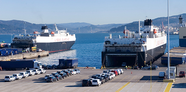 Imagen de dos buques de Suardiaz en el puerto de Vigo.