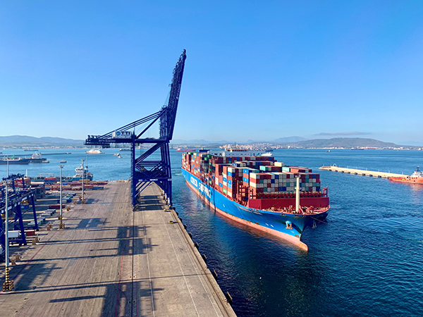 Un buque de Cosco Shipping Lines entrando en la terminal de TTI Algeciras.