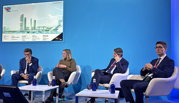 Álvaro Rodríguez Dapena (Puertos del Estado), María Luisa Domínguez (Adif), Fernando Acebrón (Ford Iberia) y Álvaro Coronado (Mercadona), en una de las mesas de la jornada. 