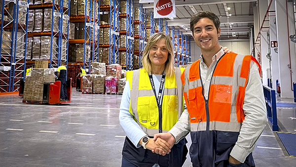 Elisa López, site manager de la operativa de Mattel en FM Logistic Illescas, y Alejandro Rubio, associate manager Iberia distribution center de Mattel.