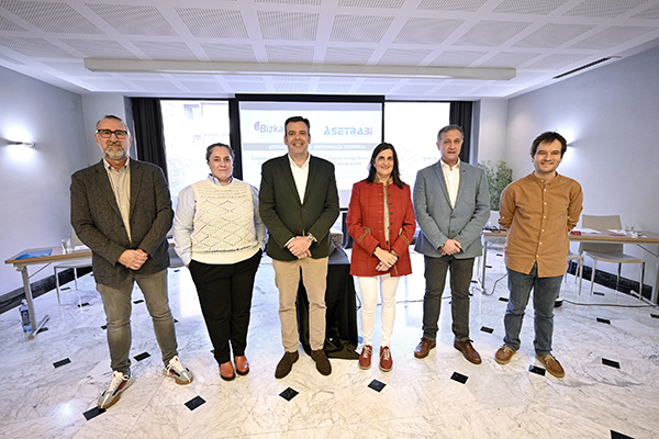Andoni Gortazar, Zuberoa Elorriaga, Dulsé Diaz, de CETM; Sonia García, presidenta de Asetrabi, Juan Antonio Figueroa y Faruk Mourhat.