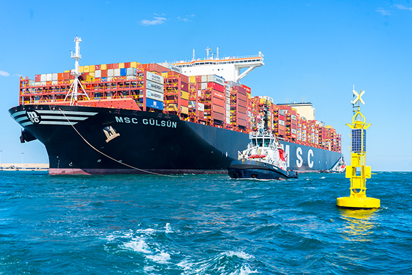 Un buque de la naviera MSC entrando por la bocana del puerto de Valencia.