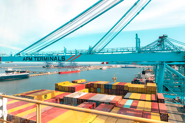 Operaciones de carga y descarga en APM Terminals Algeciras.