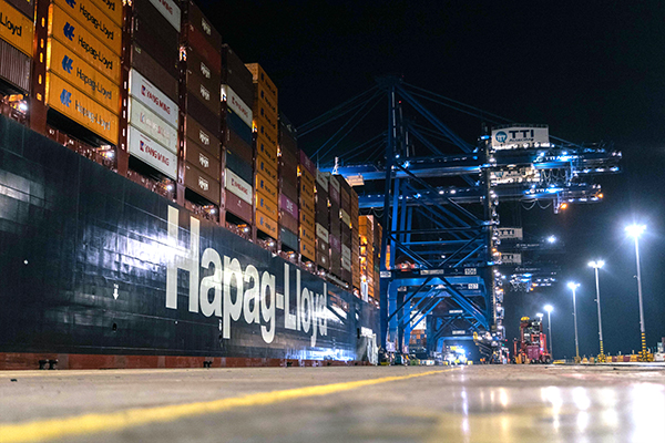 Uno de los buques de la naviera alemana Hapag-Lloyd operando en la terminal semiautomatizada de TTI Algeciras.