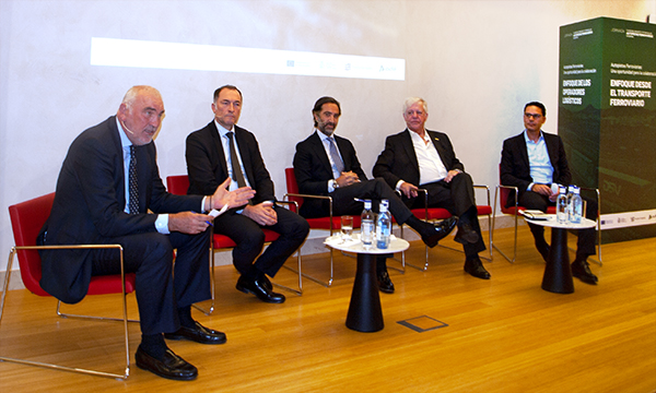 Aguilar junto a Daniel Lebreton (VIIA), Joaquín del Moral (Renfe Mercancías), Carlos Vasconcelos (Medway) y Antonello Vicini (Hupac). 