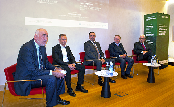 Antonio Aguilar (Adif), Jesús Calvo (Tramesa), David Raposo (Marcotran), Esteban Sánchez (Transonuba-GTO) y Juan Castellet (CETM Multimodal), durante la jornada de Adif celebrada en Madrid. 