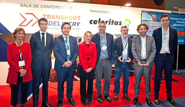 Foto de familia de la entrega de los premios 'Truck Friendly' con Nuria Lacaci (ACE), Jaime Moreno (MInisterio de Transportes), Ramón García (CEL), Laura Ordóñez (ASTIC), Adrián Fariña (Capsa Food), José Lezáun (Trucksters), Cedric Vigneau (Cepsa) y José Ángel Sanz (Trucksters). 