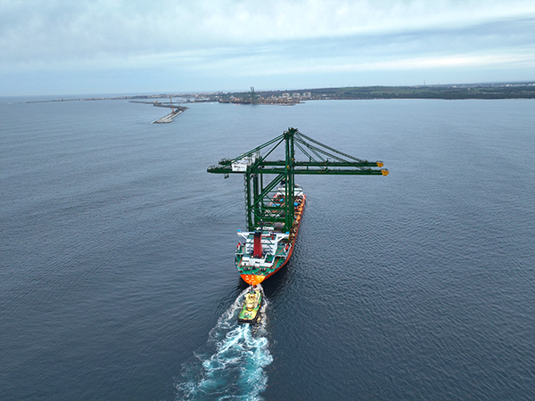 Imagen del transporte de las dos nuevas grúas de PSA Sines en el buque