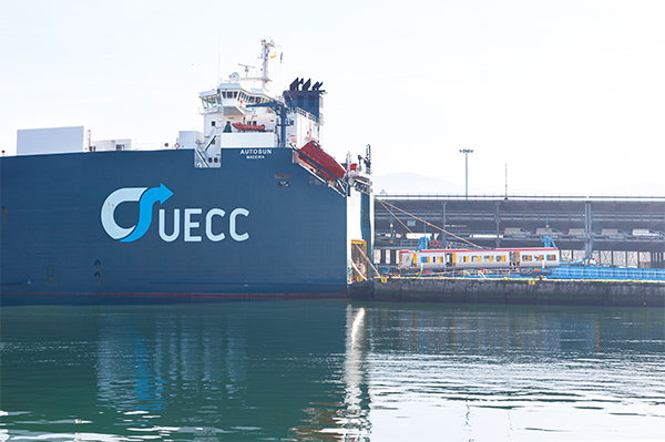 Operativa de un buque de UECC en el puerto de Pasaia.