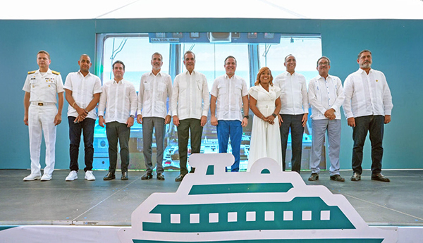 Adolfo Utor, presidente de Baleària, junto a las autoridades de la zona presentes en el acto. 