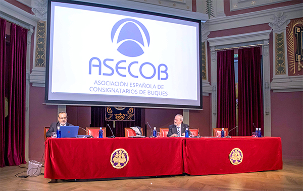 Imagen de la reciente asamblea general de ASECOB, con su presidente Julio Carrasco (derecha) y su director general, Julio Fernández. 