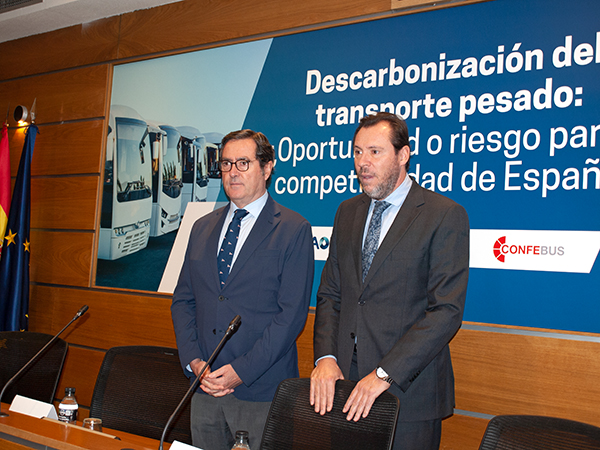 Antonio Garamendi, presidente de CEOE, y Óscar Puente, ministro de Transportes, inauguraron la jornada sobre descarbonización en el transporte pesado. 