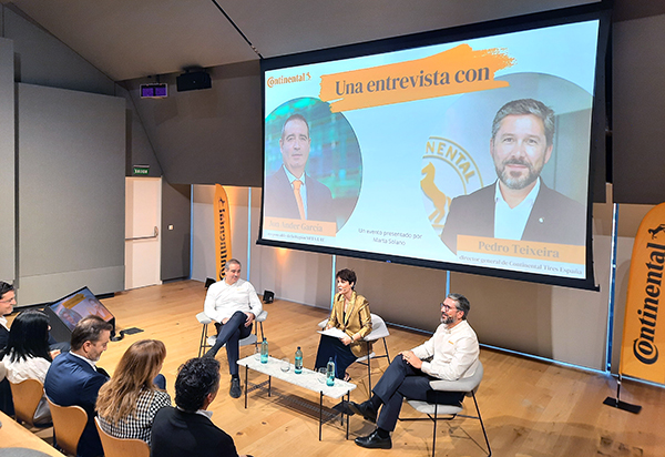 Jon Ander García, responsable de la Región META (Oriente Medio, Turquía y África) y Europa del Este de Continental; la periodista Marta Solano; y Pedro Teixeira, director general de Continental Tires España, durante el encuentro de Navidad con la prensa especializada. 