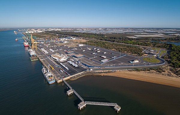 Imagen aérea del Muelle Sur del puerto de Huelva.