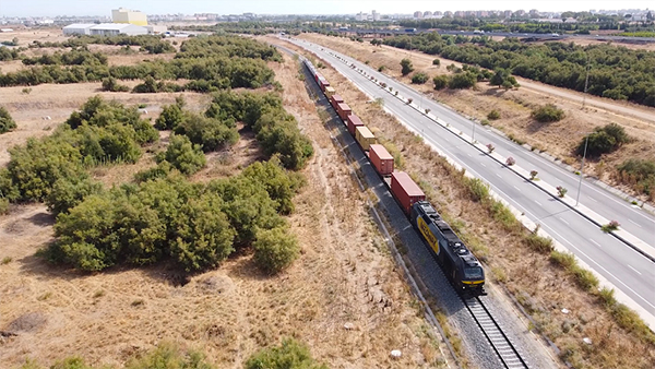 Un convoy traccionado por Medway en circulación por el puerto de Sevilla.