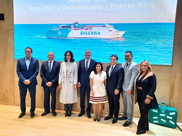 El presidente de Balearia, Adolfo Utor, acompañado de autoridades de República Dominicana y Puerto Rico, en el estand de la naviera en Fitur. 