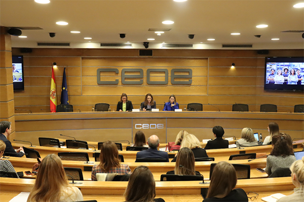 Imagen del encuentro organizado por UPS con directivas y empresarias celebrado en la sede de CEOE en Madrid. 