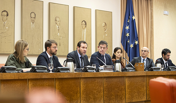 Óscar Puente, ministro de Transportes, durante su primera comparecencia ante la Comisión de Transportes y Movilidad Sostenible del Congreso.