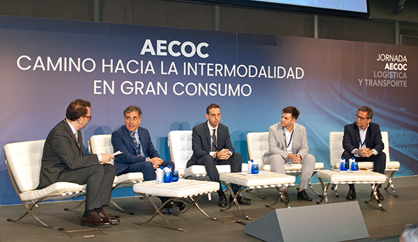 Javier Jaso (Aecoc), Miguel Marín (Cosco), Eduard Moyá (puerto de Barcelona) y Nicolás Martínez (puerto de Algeciras), en una de las mesas de debate. 