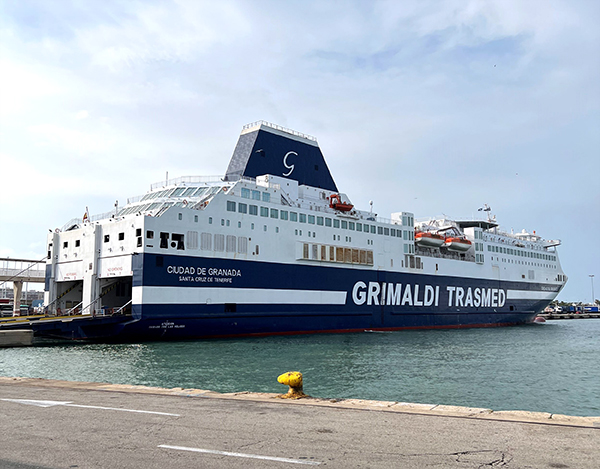 Un buque de Trasmed en su terminal ro-pax del puerto de Valencia.