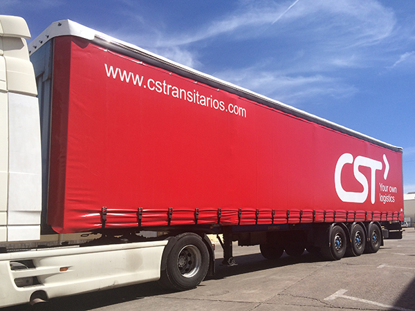 CST Grupo dispone de una flota propia de lonas para sus tráficos de exportación a Europa.