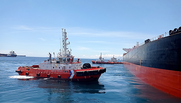 Un remolcador de Resolve asistiendo a un buque en Gibraltar.