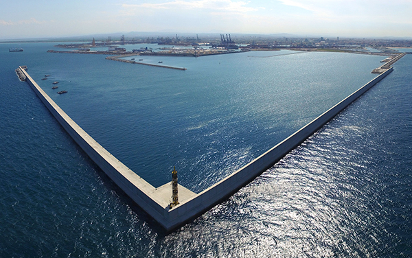 Imagen de los diques de abrigo de la ampliación norte del puerto de Valencia.