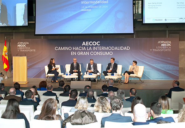 María Tena (Aecoc), Luis Vicente Moreno Espí (Adif), Juan Carlos Arocas (Transitalia), Ignacio Ballester (MSC) y Mar Chao (puerto de Valencia), durante la jornada organizada por Aecoc en Madrid. 