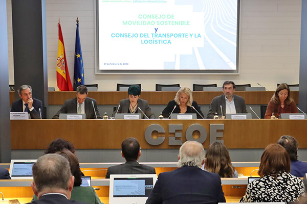 CEOE presentó el documento a la secretaria general de Transporte Terrestre, Marta Serrano, en el marco de una reunión conjunta de los consejos de Movilidad Sostenible y del Transporte y la Logística de la patronal. 