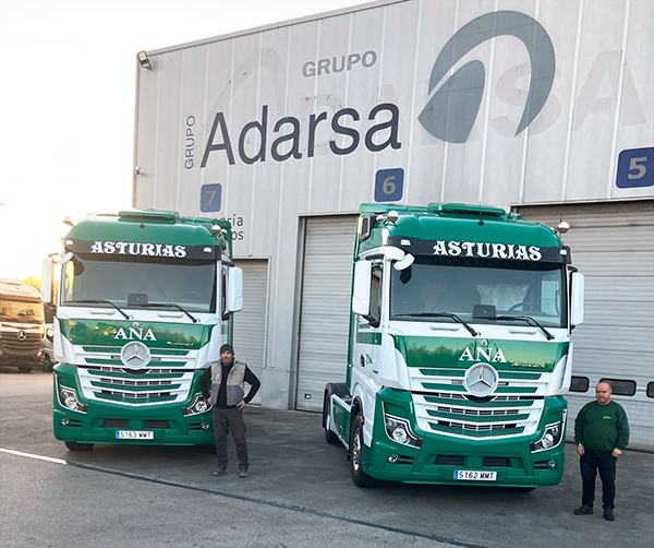 Dos de las cabezas tractoras incorporadas este año por Transportes Riosellanos Ana.