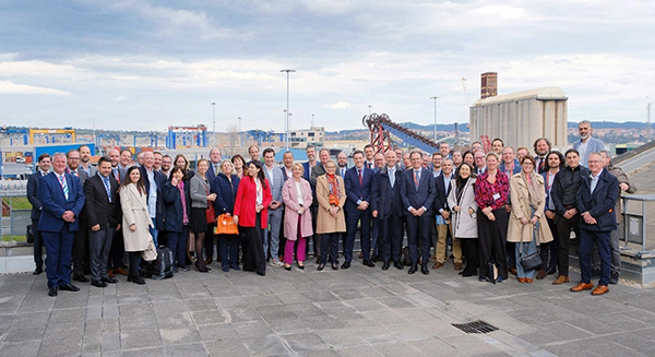 Representantes institucionales y empresariales del encuentro en el puerto de Bilbao sobre el desarrollo del corredor de hidrógeno.
