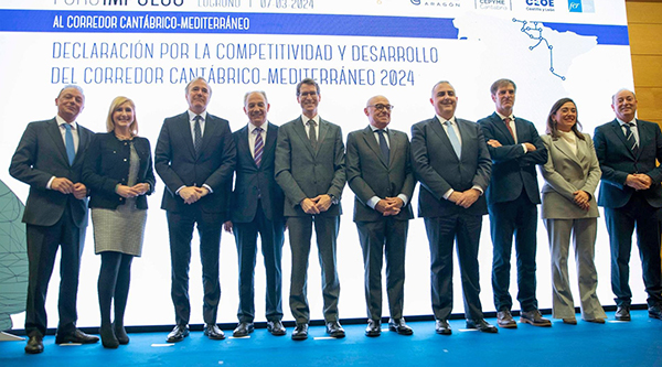 Representantes institucionales y empresariales en el Foro para el impulso del corredor ferroviario Cantábrico-Mediterráneo.