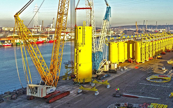 Operativa de Grúas Roxu en el puerto de Avilés para Windar Renovables.