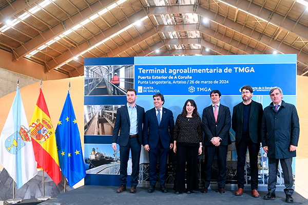 El presidente del puerto de A Coruña, Martín Fernández Prado, el consejero delegado de TMGA, Patricio Erhardt, junto con representantes institucionales de la Xunta de Galicia y el municipio de Arteixo.