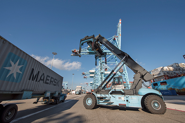 Operaciones de Maersk en la instalación de APM Terminals Algeciras.