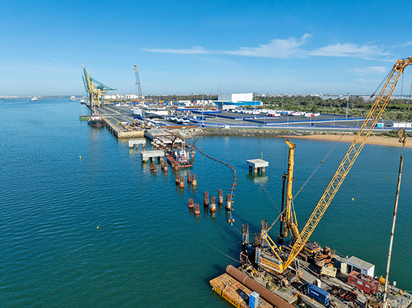 Obras de la futura rampa ro-ro del puerto de Huelva.