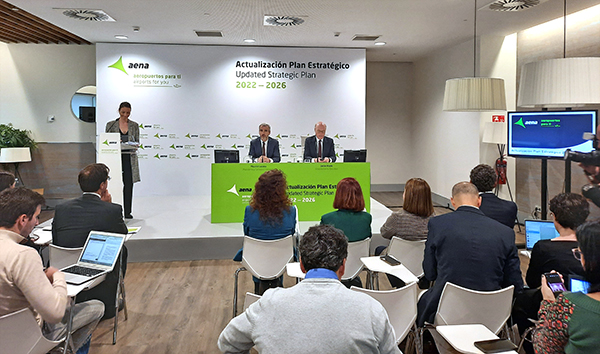 Maurici Lucena, presidente y consejero delegado de Aena, y Javier Marín, vicepresidente ejecutivo, durante la rueda de prensa celebrada en el aeropuerto Adolfo Suárez Madrid-Barajas. 