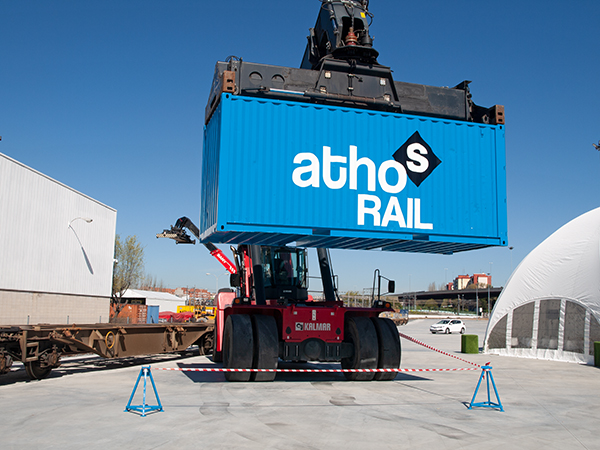 La terminal cuenta con dos vías de acceso de 260 metros y tiene capacidad para más de 300 contenedores reefer. 