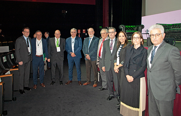 De izquierda a derecha, Javier Jaso (Aecoc), Ramón Valdivia (Astic e IRU), Eugenio Vila (Henkel y Aecoc), Alberto Madariaga (Eroski y Aecoc), Julio Villaescusa (Fenadismer), Ovidio de la Roza (CETM), Carmelo González (Comité Nacional de Transporte por Carretera), María Tena (Aecoc), Roser Obrer (Ministerio de Transportes) y José María Bonmatí (Aecoc). 