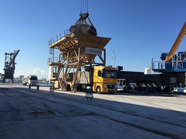 Operaciones de descarga de cereales en la terminal de Ership en Valencia.